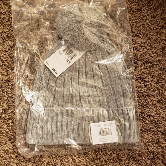 🆕️🌸🌸Michael Kors Grey Pom Beanie🌸🌸 - Picture 4 of 7